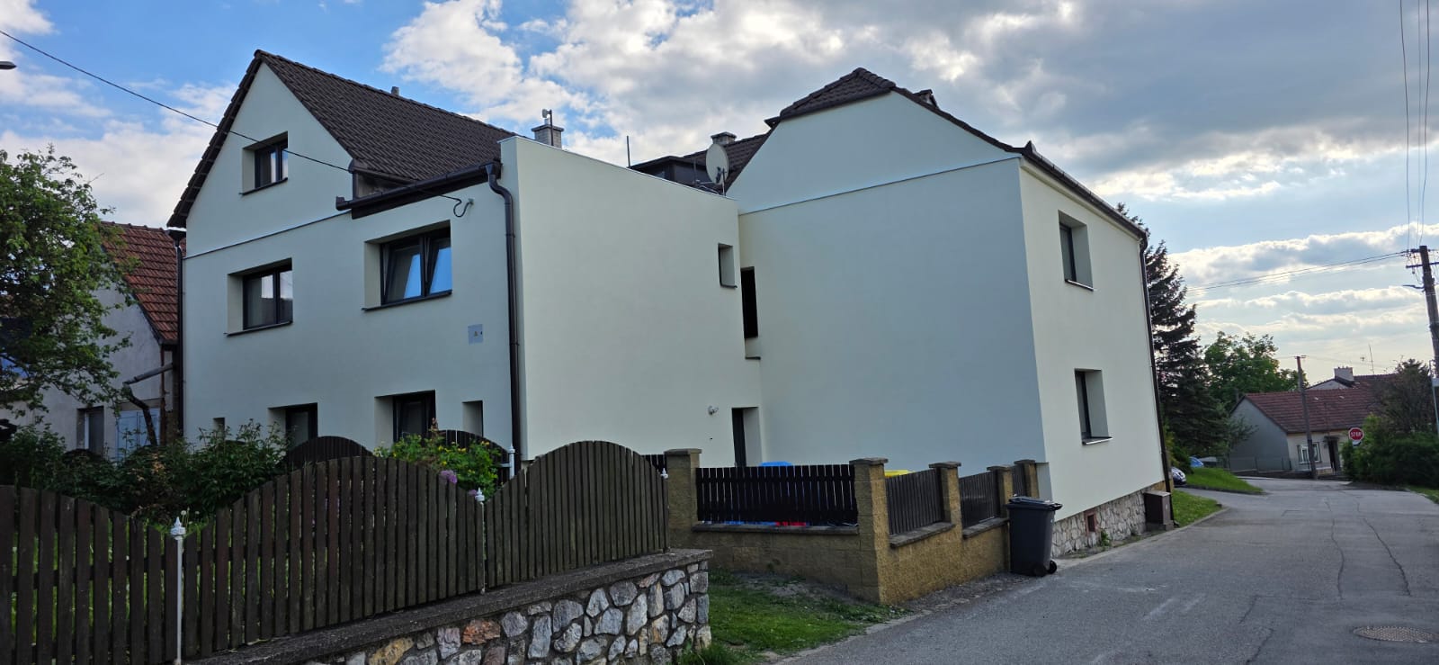 Boční pohled na dům a štítovou stěnu