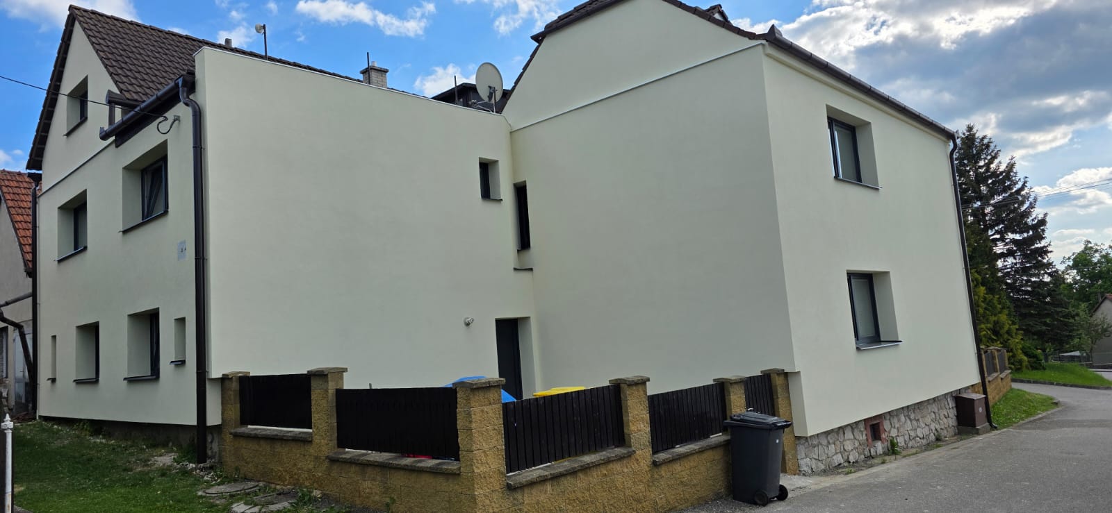 Boční fasáda domu od ulice